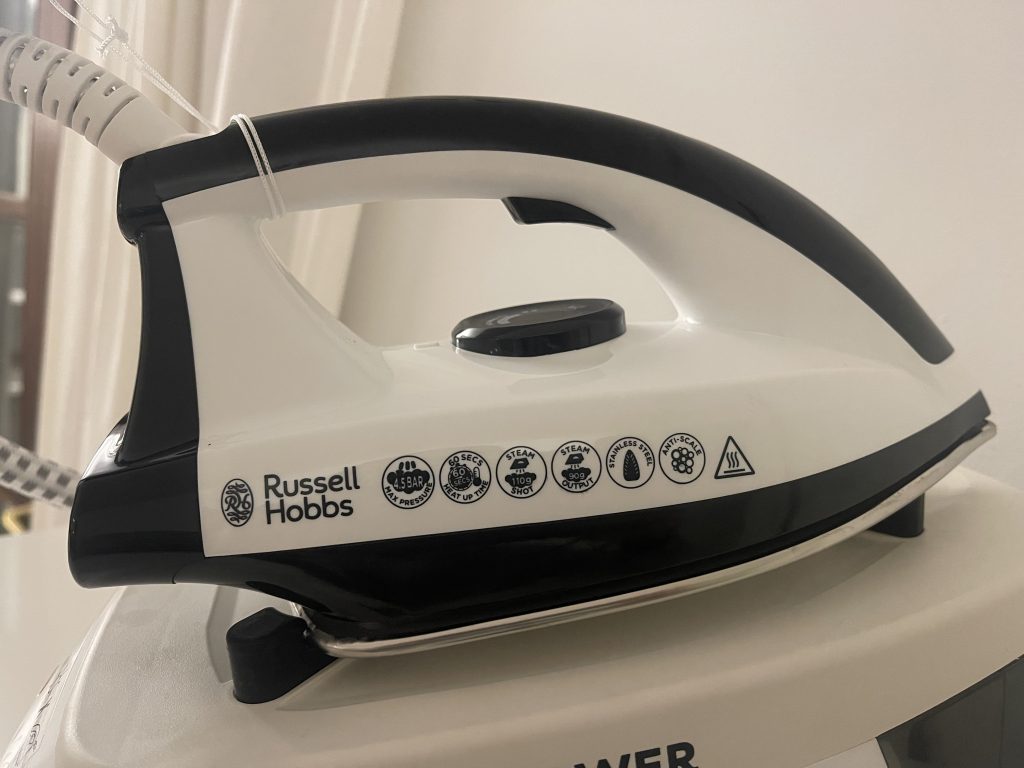Russell Hobbs 24420-56 Dampfbügelstation Handstück von der Seite