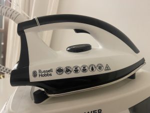Russell Hobbs 24420-56 Dampfbügelstation Handstück von der Seite