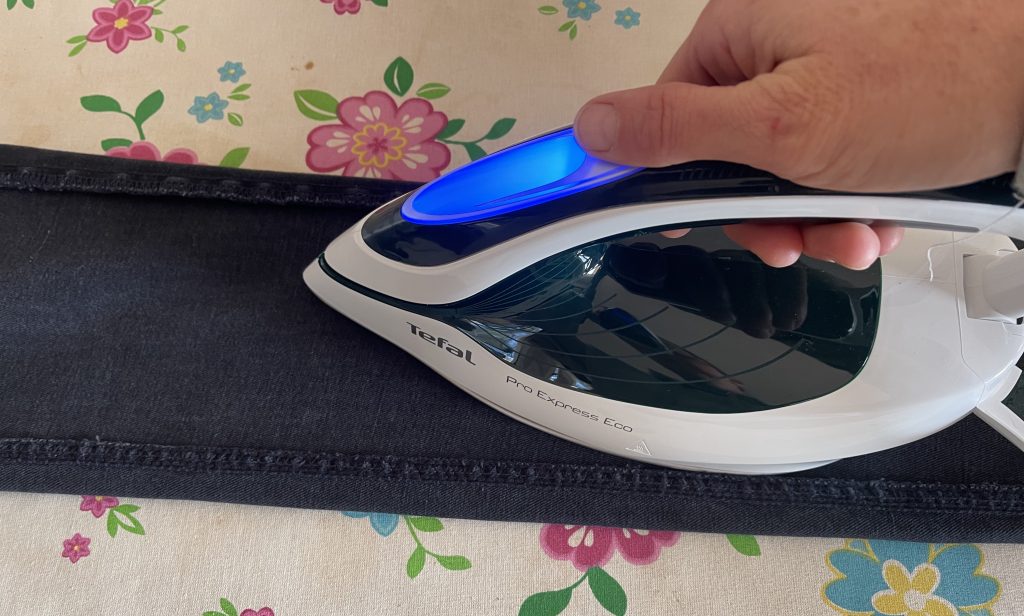 Tefal Pro Express Eco GV9E21E0 Dampfbügelstation Bluse vor dem vertikalen Bügeln beim Bügeln von Jeans ohne Dampf