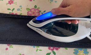Tefal Pro Express Eco GV9E21E0 Dampfbügelstation Bluse vor dem vertikalen Bügeln beim Bügeln von Jeans ohne Dampf