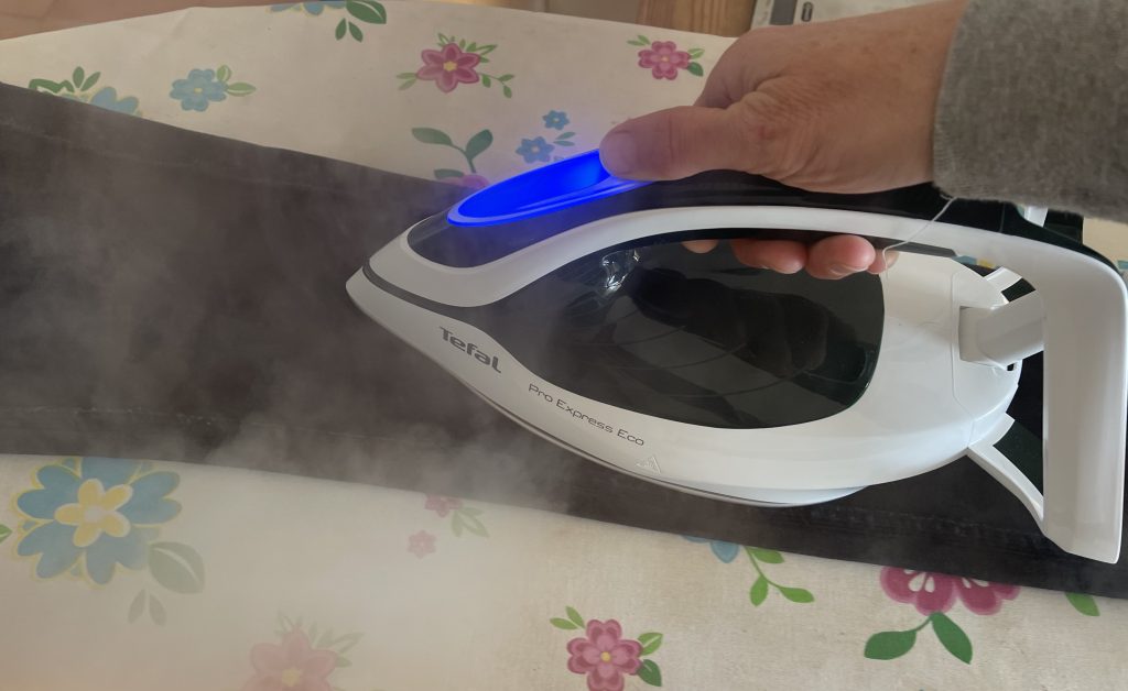 Tefal Pro Express Eco GV9E21E0 Dampfbügelstation Bluse vor dem vertikalen Bügeln beim Dampfbügeln von Jeans