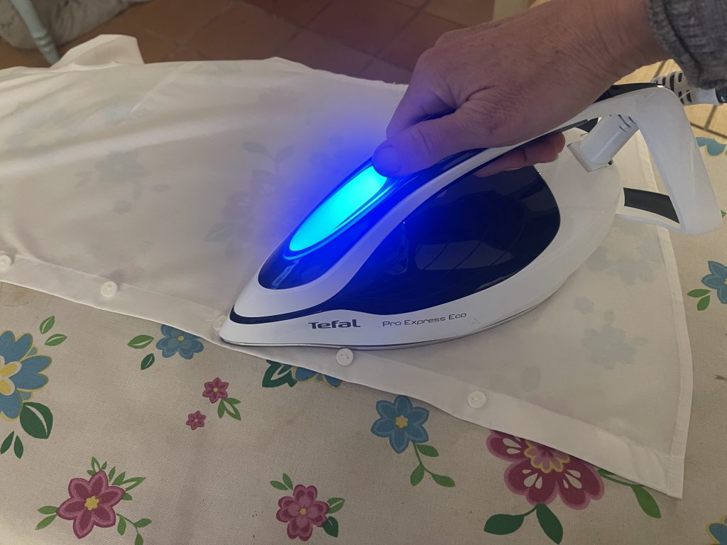 Tefal Pro Express Eco GV9E21E0 Dampfbügelstation Präzisionsspitze beim Bügeln