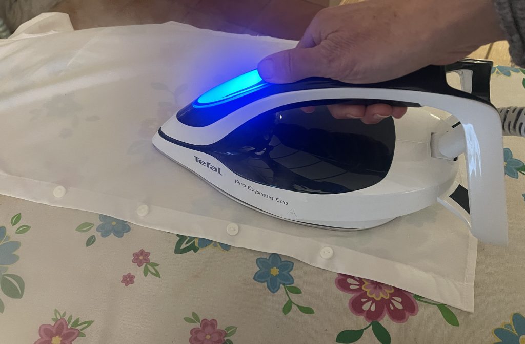 Tefal Pro Express Eco GV9E21E0 Dampfbügelstation Praxistest an Bluse