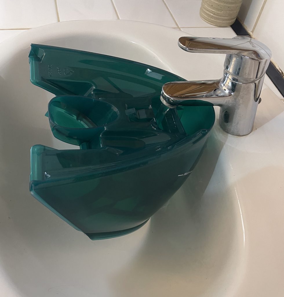Tefal Pro Express Eco GV9E21E0 Dampfbügelstation beim Befüllen des Wassertanks