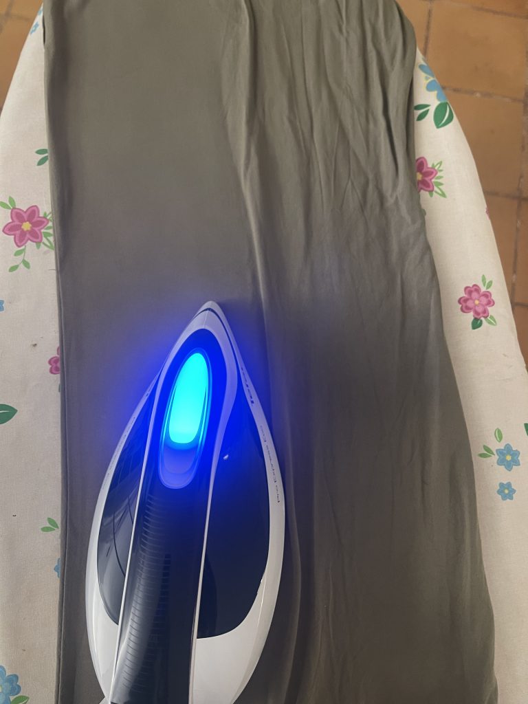 Tefal Pro Express Eco GV9E21E0 Dampfbügelstation beim Bügeln eines feinen Mischgewebes