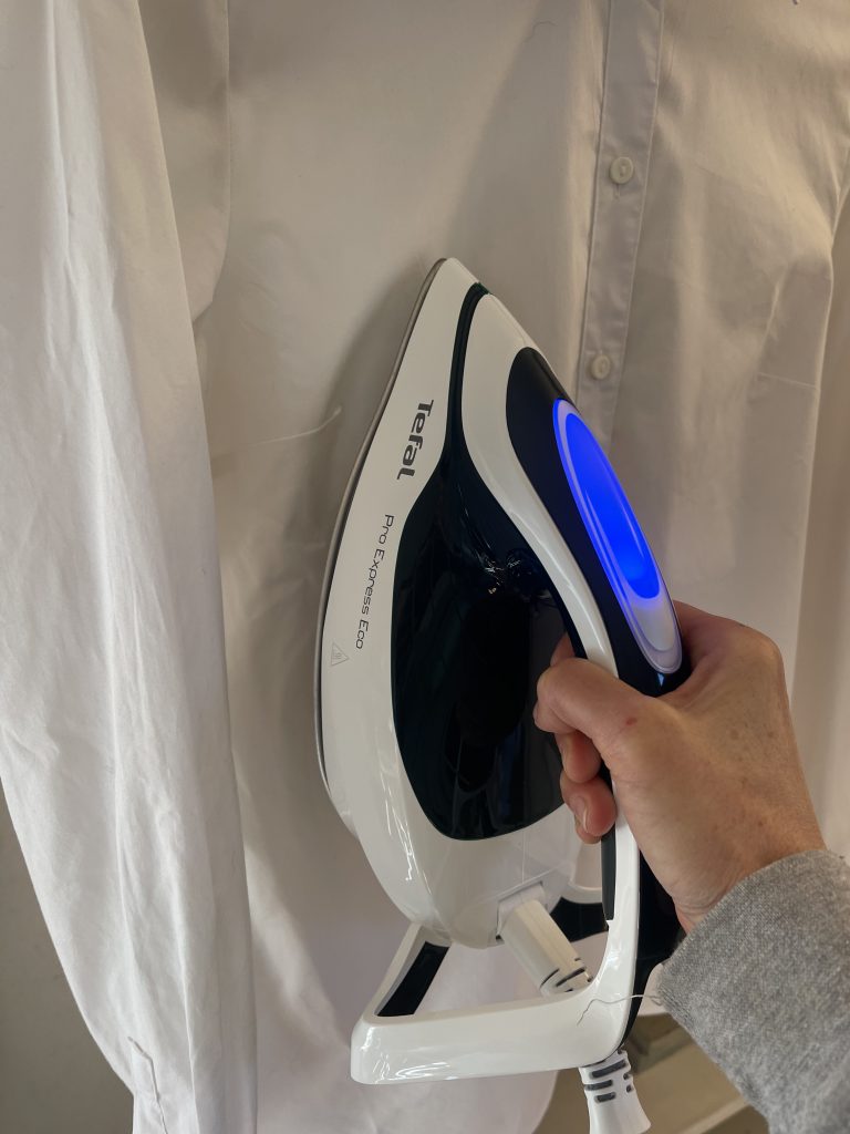 Tefal Pro Express Eco GV9E21E0 Dampfbügelstation beim vertikalen Bügeln