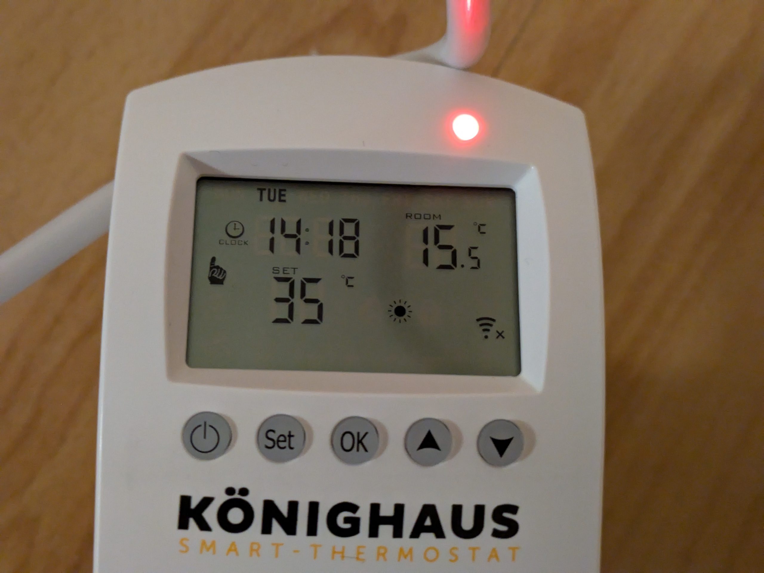 Thermostat der Könighaus P1000 Infrarotheizung in Benutzung