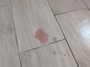 Uwant B200 SE Saugwischer Fruchtsaft auf dem Boden