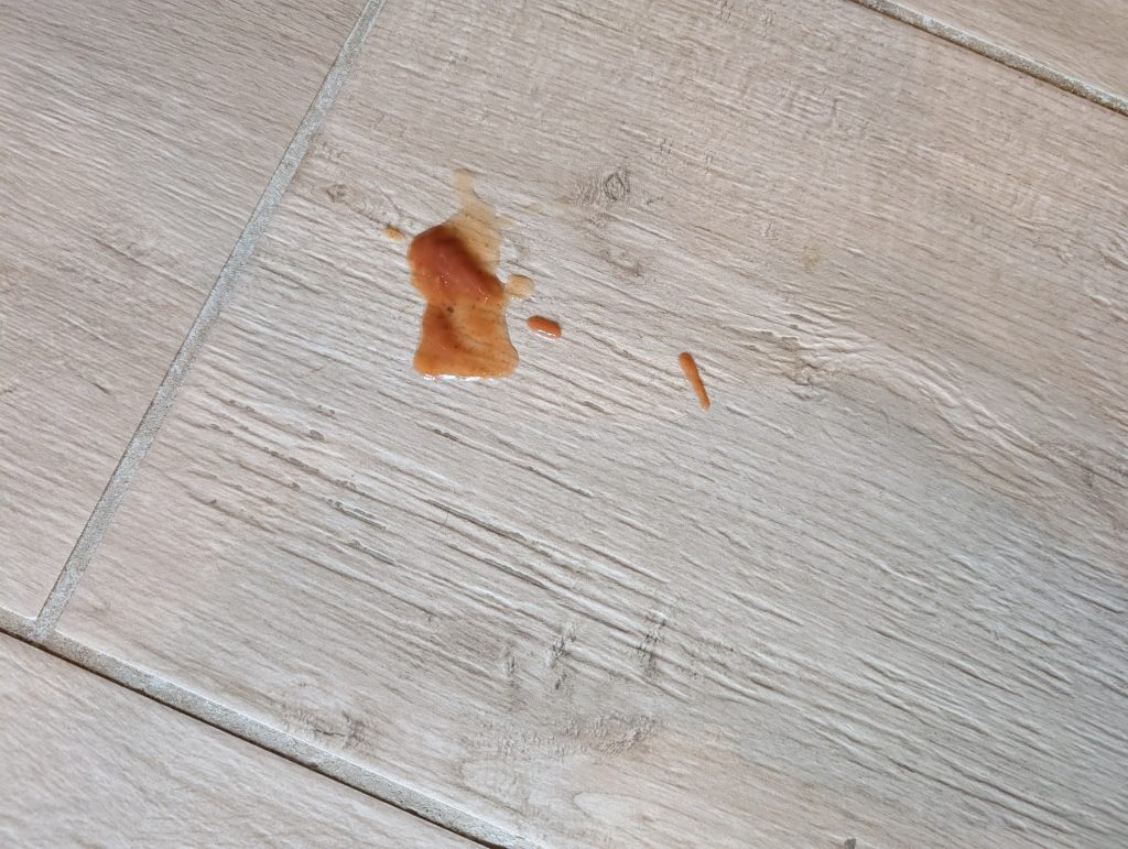 Uwant B200 SE Saugwischer Ketchup auf dem Boden