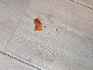 Uwant B200 SE Saugwischer Ketchup auf dem Boden