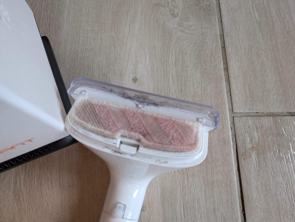 Uwant B200 SE Saugwischer nach dem Aufwischen des Fruchtsafts
