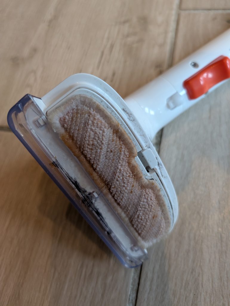 Uwant B200 SE Saugwischer nach dem Aufwischen des Ketchups
