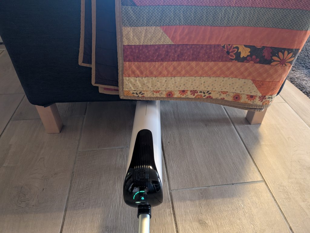 Uwant D100 Saugwischer beim Reinigen unter dem Sofa
