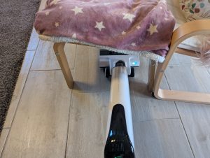 Uwant D100 Saugwischer beim Wischen unter Möbeln