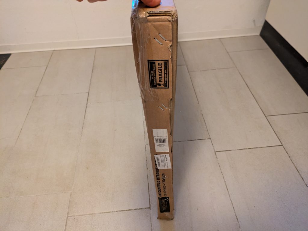 Verpackung der Heidenfeld HF-HP 100-3 Infrarotheizung von der Seite