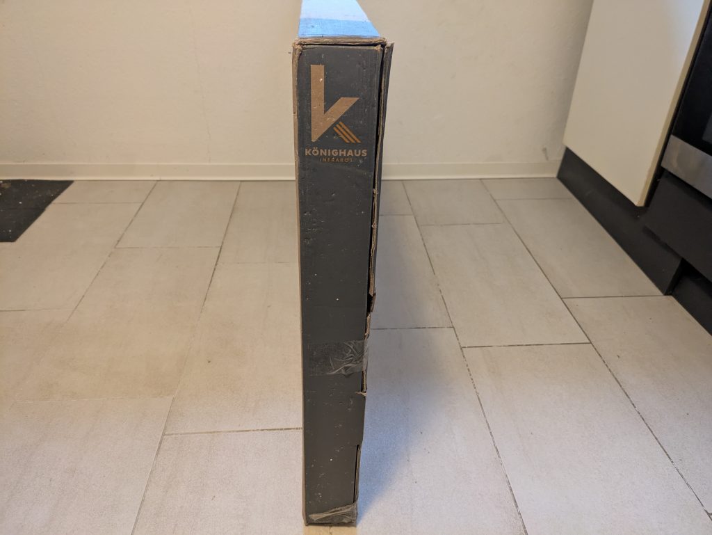 Verpackung der Könighaus P1000 Infrarotheizung von der Seite