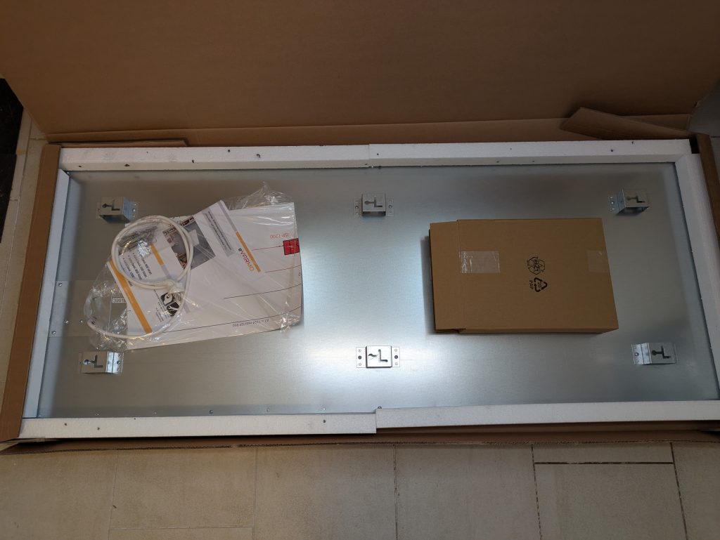 Verpackung der eVARMO suna basic Infrarotheizung geöffnet von oben