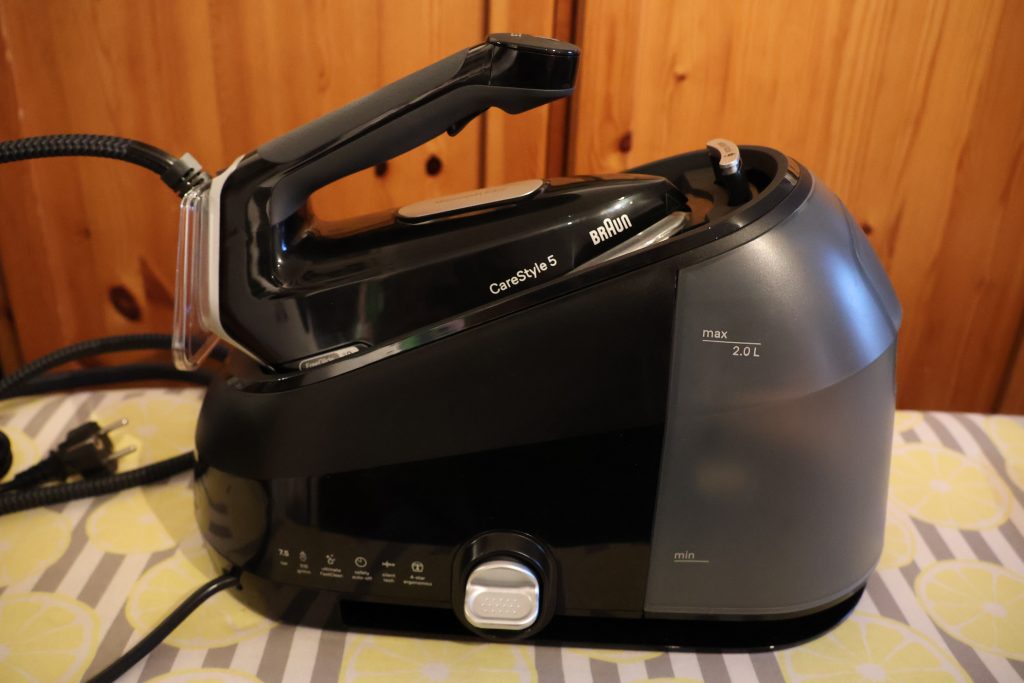 Braun CareStyle 5 IS5249BK Dampfbügelstation Gesamtansicht seitlich