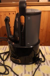 Braun CareStyle 9 IS 9090 Dampfbügelstation Gesamtansicht seitlich