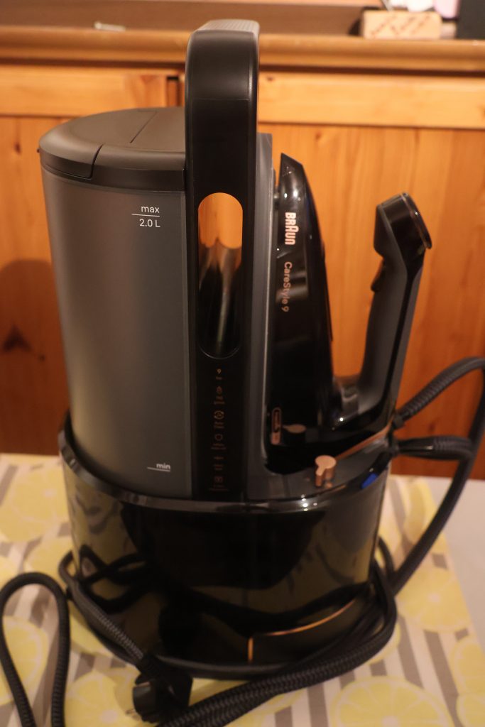 Braun CareStyle 9 IS 9090 Dampfbügelstation Gesamtansicht seitlich