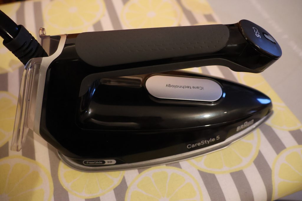 Braun CareStyle 5 IS5249BK Dampfbügelstation Bügeleisen seitlich