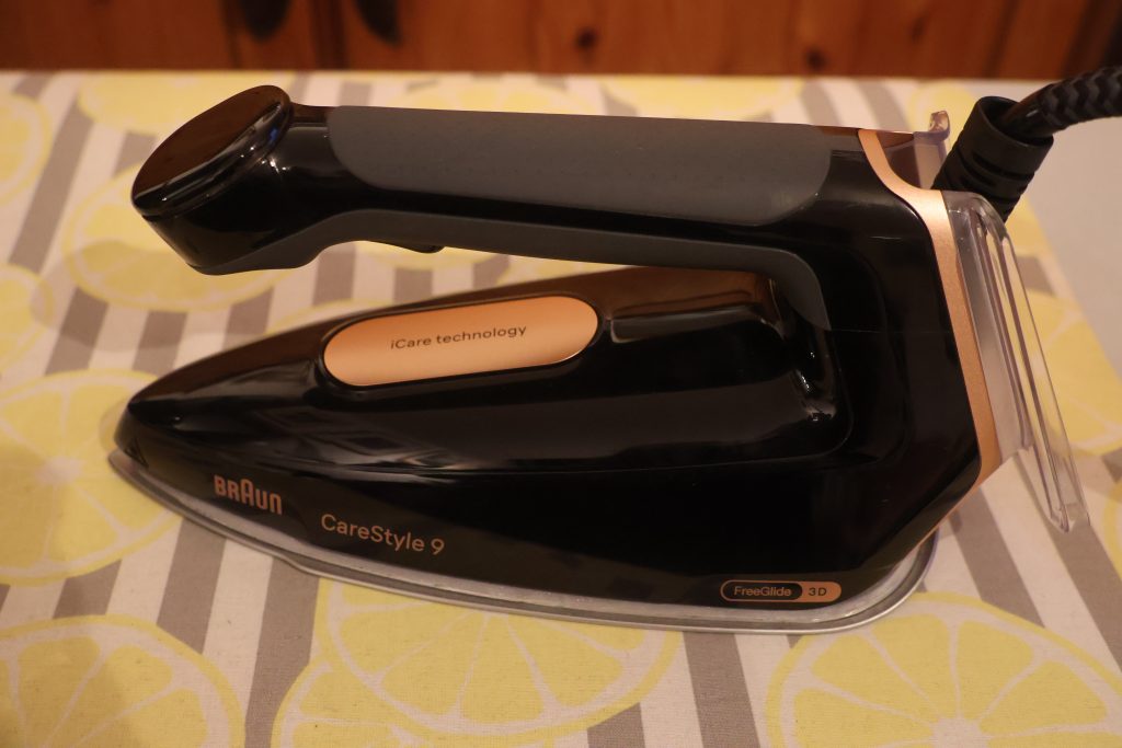 Braun CareStyle 9 IS 9090 Dampfbügelstation Bügeleisen seitlich