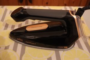 Braun CareStyle 9 IS 9090 Dampfbügelstation Bügeleisen seitlich
