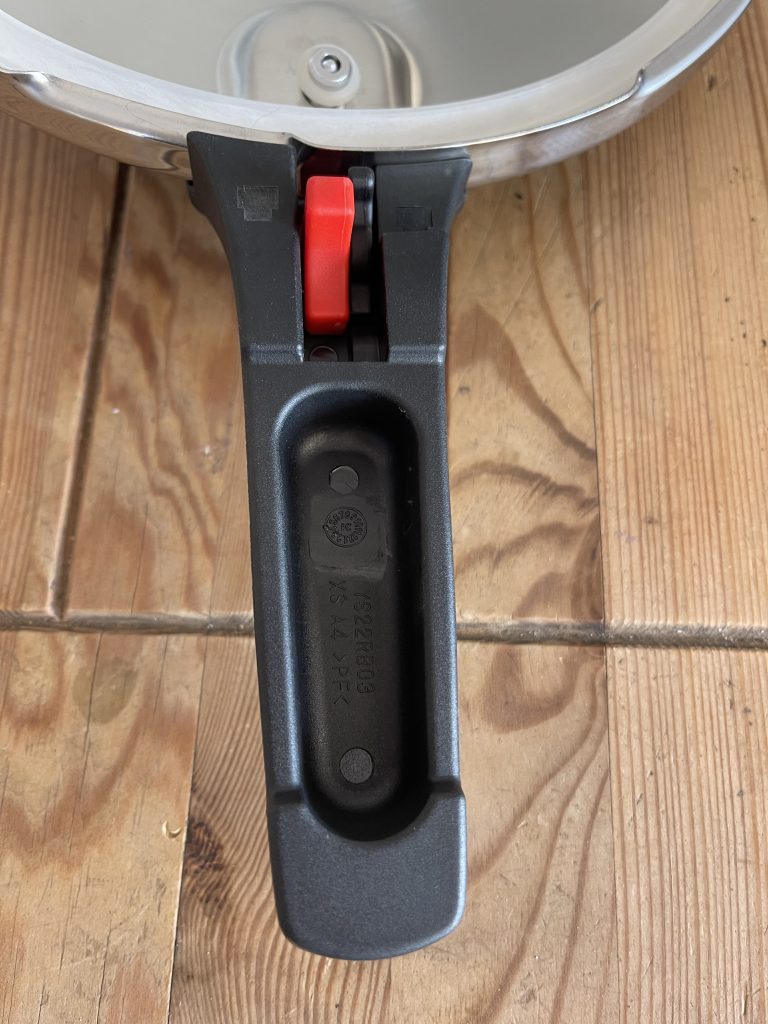 Amazon Basics Schnellkochtopf Deckelgriff von unten