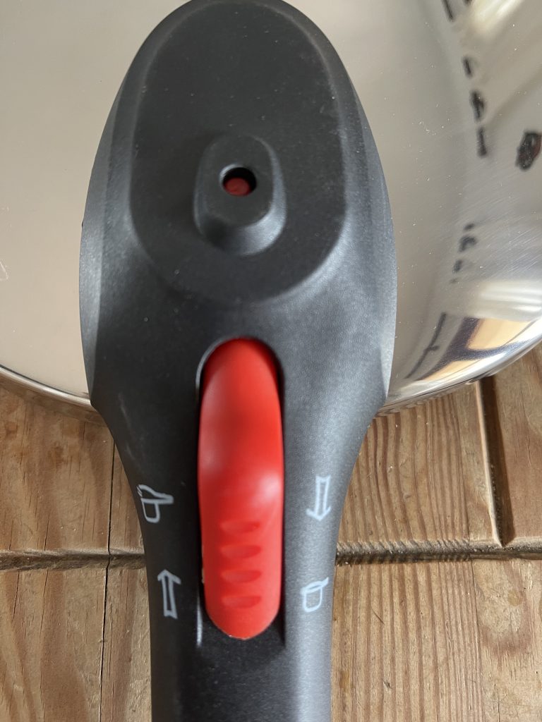 Amazon Basics Schnellkochtopf Nahaufnahme Druckventil