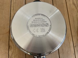 Amazon Basics Schnellkochtopf Topfboden von unten