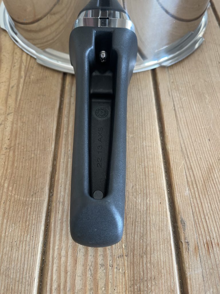 Amazon Basics Schnellkochtopf Topfgriff von unten