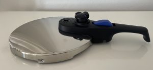 ELO Praktika XS-Schnellkochtopf Deckel von der Seite mit geöffnetem Regelventil