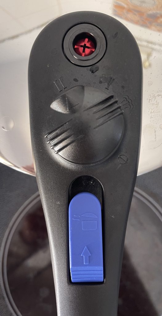 ELO Praktika XS-Schnellkochtopf rotes Druckventil bei aufgebautem Druck