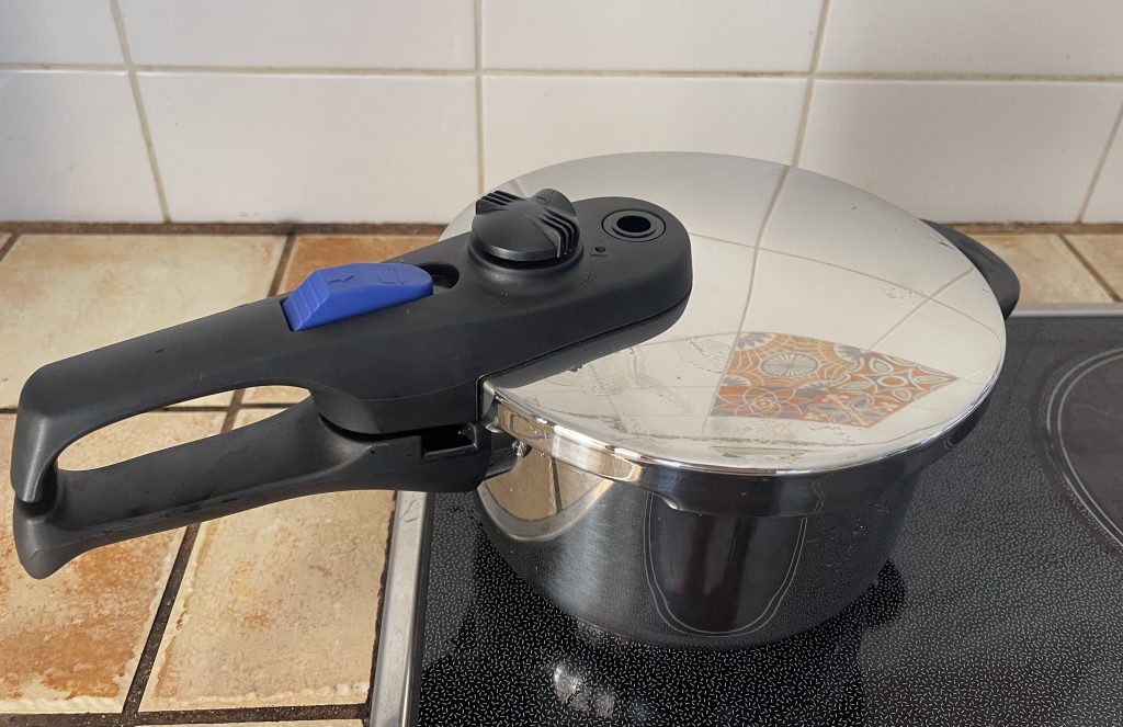 ELO Praktika XS-Schnellkochtopf während des Garens