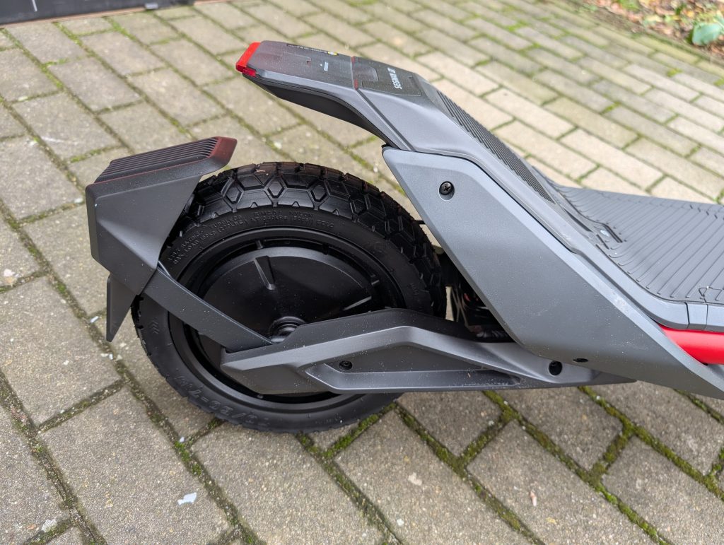 Hinterrad des Segway Ninebot ZT3 Pro D E-Scooters von der Seite