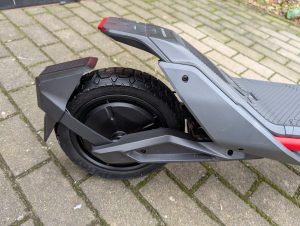 Hinterrad des Segway Ninebot ZT3 Pro D E-Scooters von der Seite