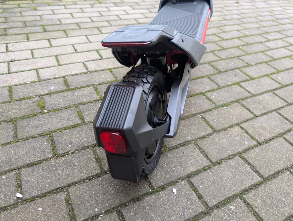 Hinterrad des Segway Ninebot ZT3 Pro D E-Scooters von hinten