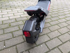 Hinterrad des Segway Ninebot ZT3 Pro D E-Scooters von hinten