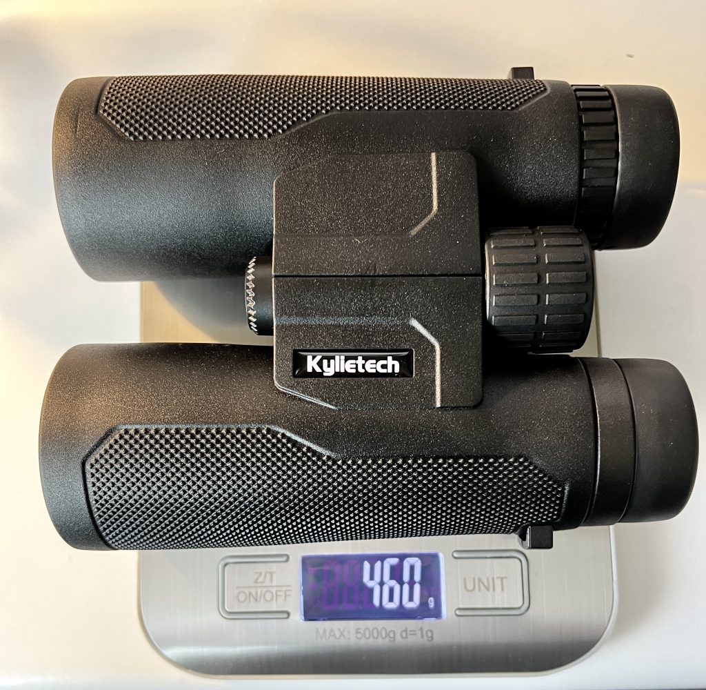 Kylietech 12x42 Fernglas auf der Waage
