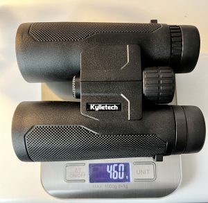 Kylietech 12x42 Fernglas auf der Waage