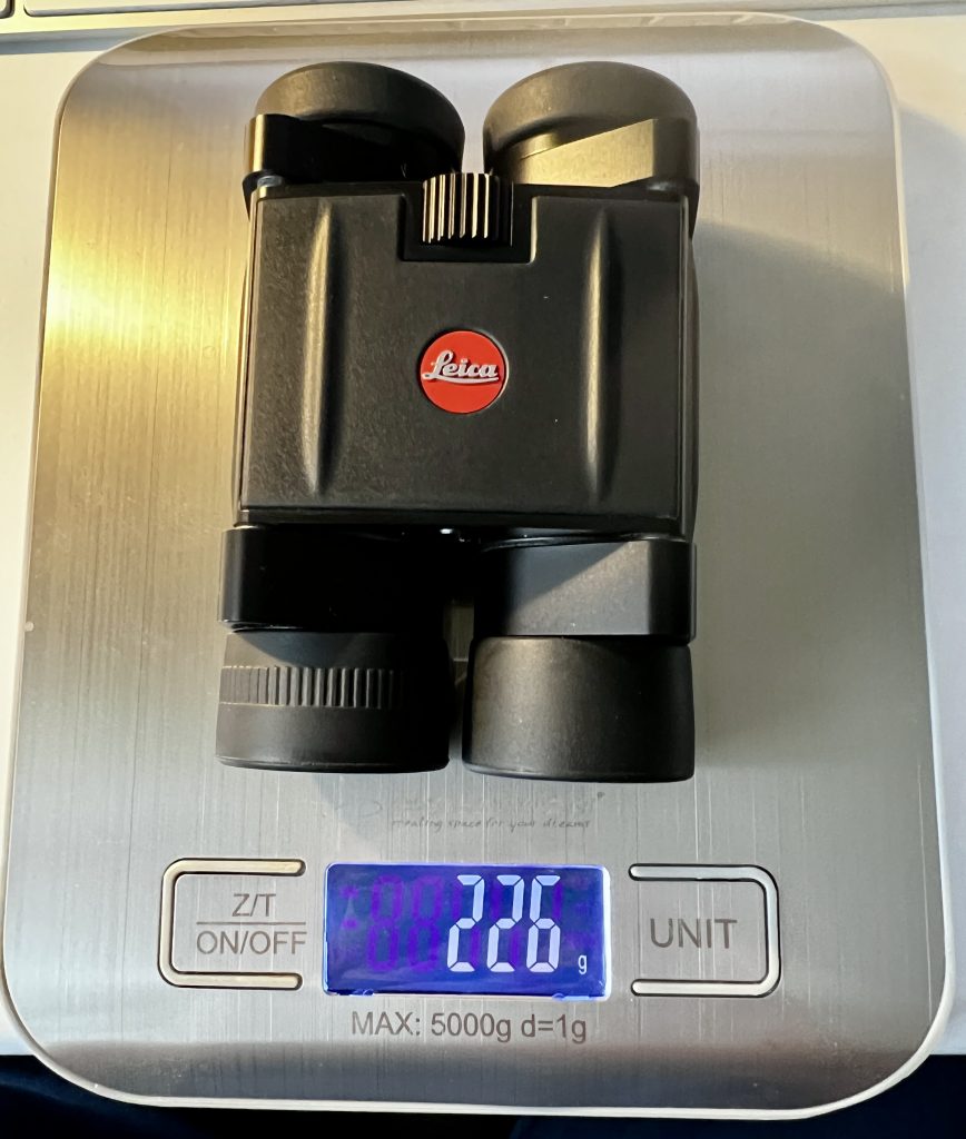 Leica Trinovid 8×20 BCA Fernglas auf der Waage