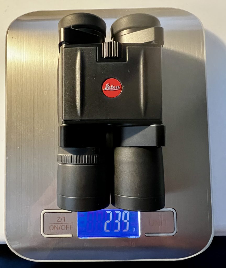 Leica Trinovid 10x25 BCA Fernglas auf der Waage