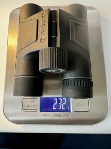 Vanguard Vesta 8250 Fernglas auf der Waage