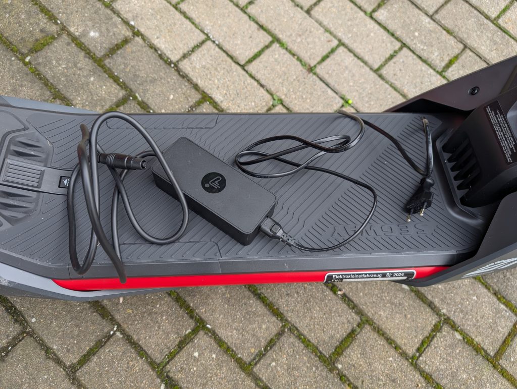 Ladegerät des Segway Ninebot ZT3 Pro D E-Scooters