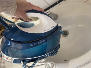 Philips PerfectCare Compact GC7844:20 Dampfbügelstation beim Entleeren des Wassertanks
