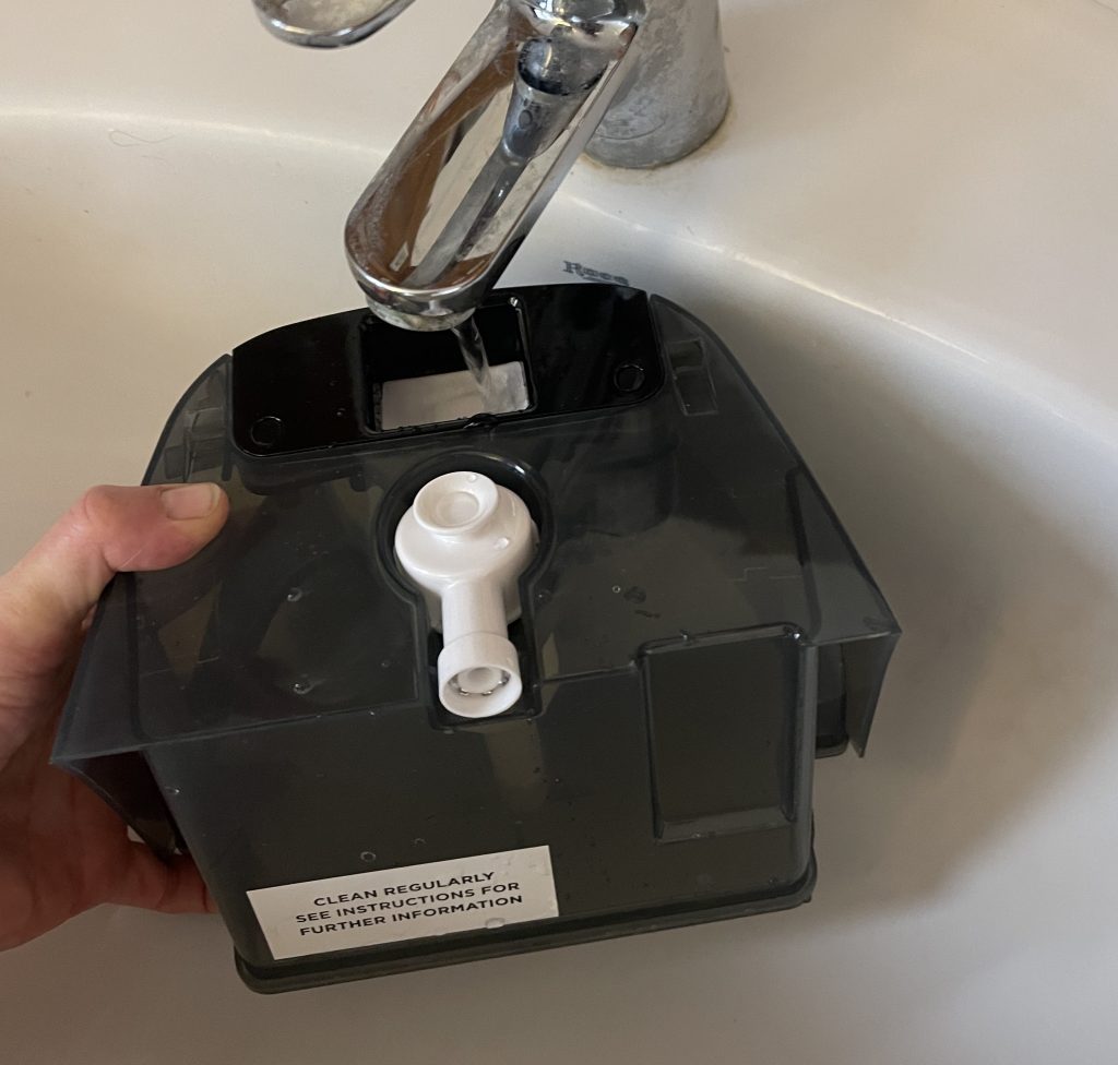 Russell Hobbs 24420-56 Dampfbügelstation beim Befüllen des Wassertanks