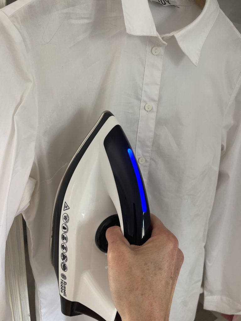 Russell Hobbs 24420-56 Dampfbügelstation während des Vertikalbügelns
