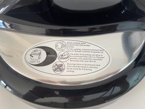 TZS First Austria ‎FA-5130 Schnellkochtopf Nahaufnahme Warnhinweise auf dem Deckel