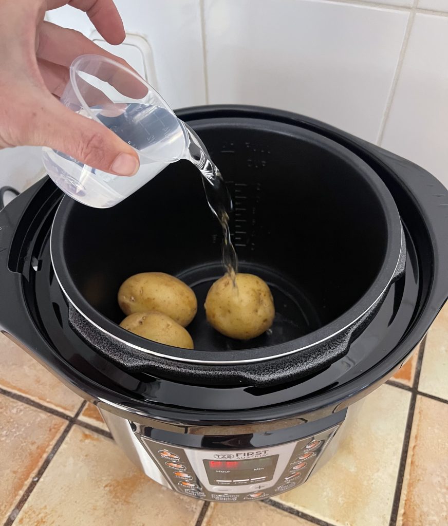 TZS First Austria ‎FA-5130 Schnellkochtopf beim Einfüllen des Wassers