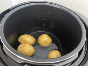 TZS First Austria ‎FA-5130 Schnellkochtopf mit Wasser bis zur Mindestmarkierung